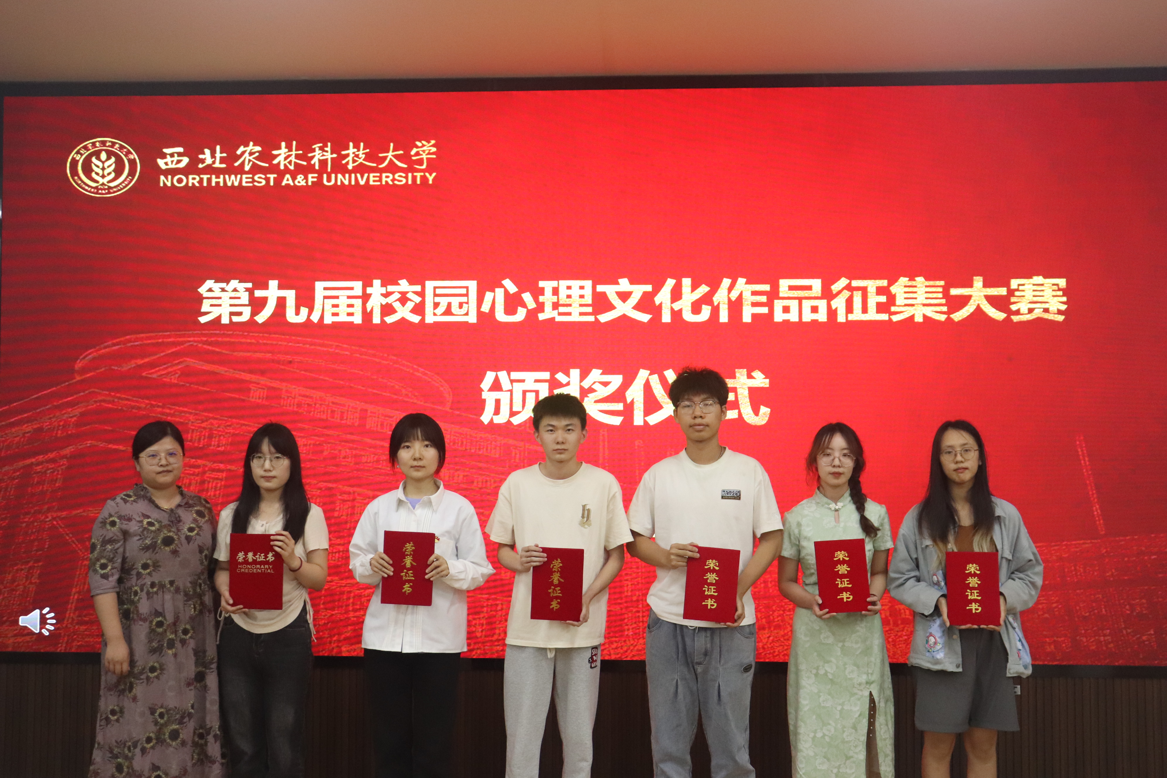 葡萄酒炸金花在线玩
王雅楠为荣获二等奖学生颁奖.JPG