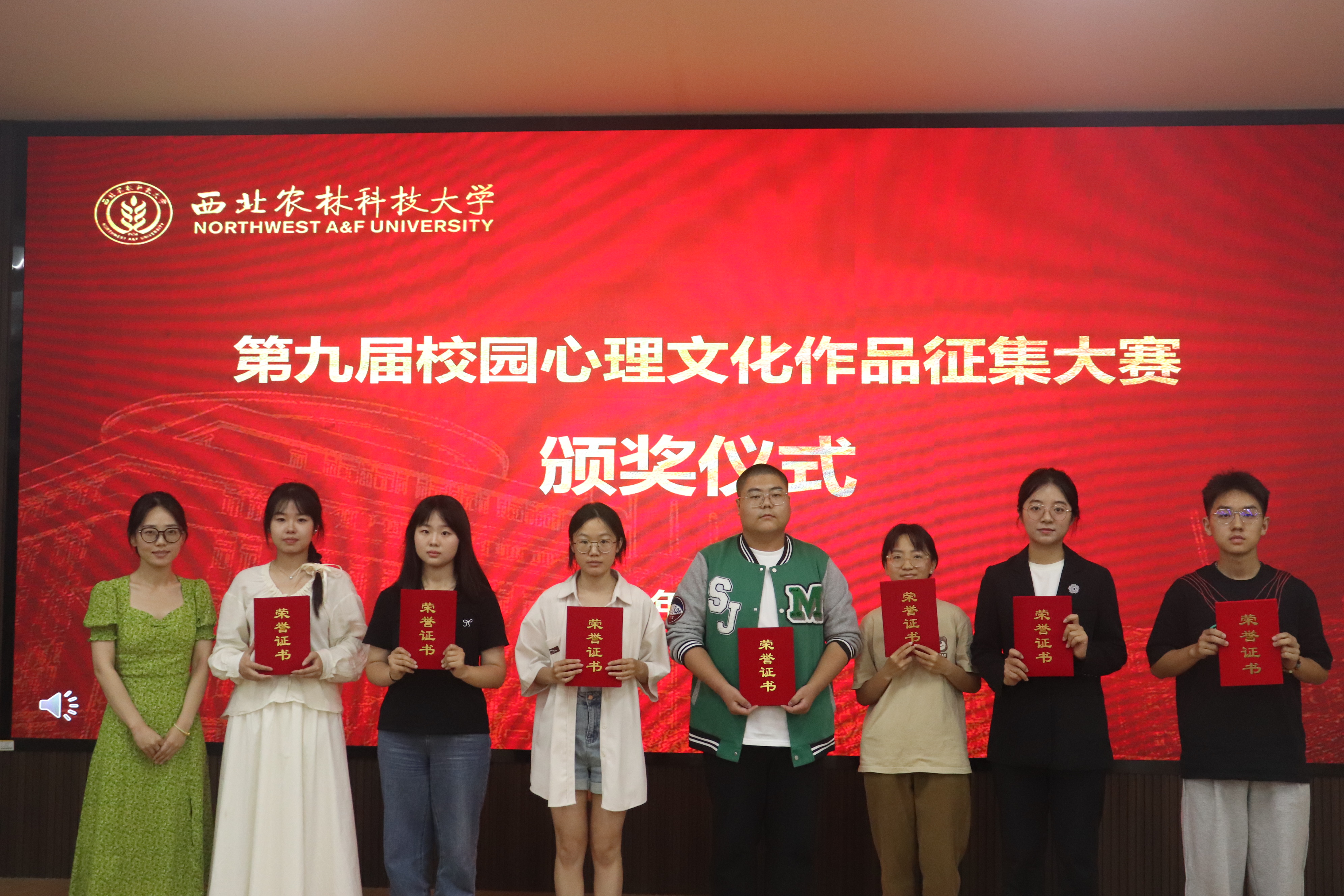 动科炸金花在线玩
辅导员师筝为荣获三等奖学生颁奖.JPG