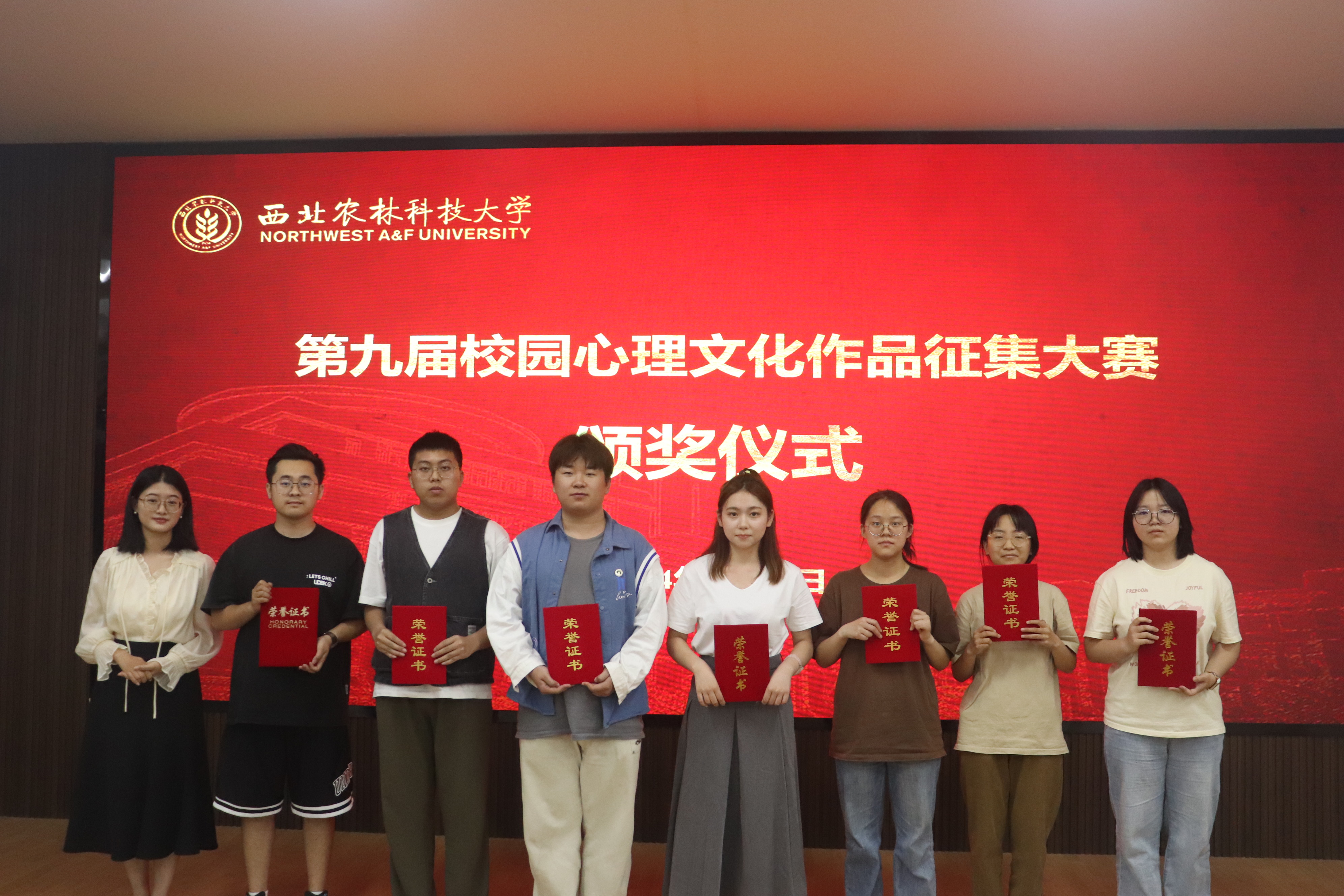 化药炸金花在线玩
李冬春为荣获优秀奖学生颁奖.JPG