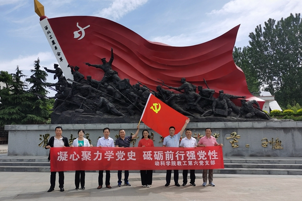 5578aa788b6548c0ac87603e878b9734.jpg 渭华起义纪念馆合影留念.jpg