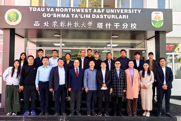 在线炸金花
塔什干分校师生大合影_副本.jpg