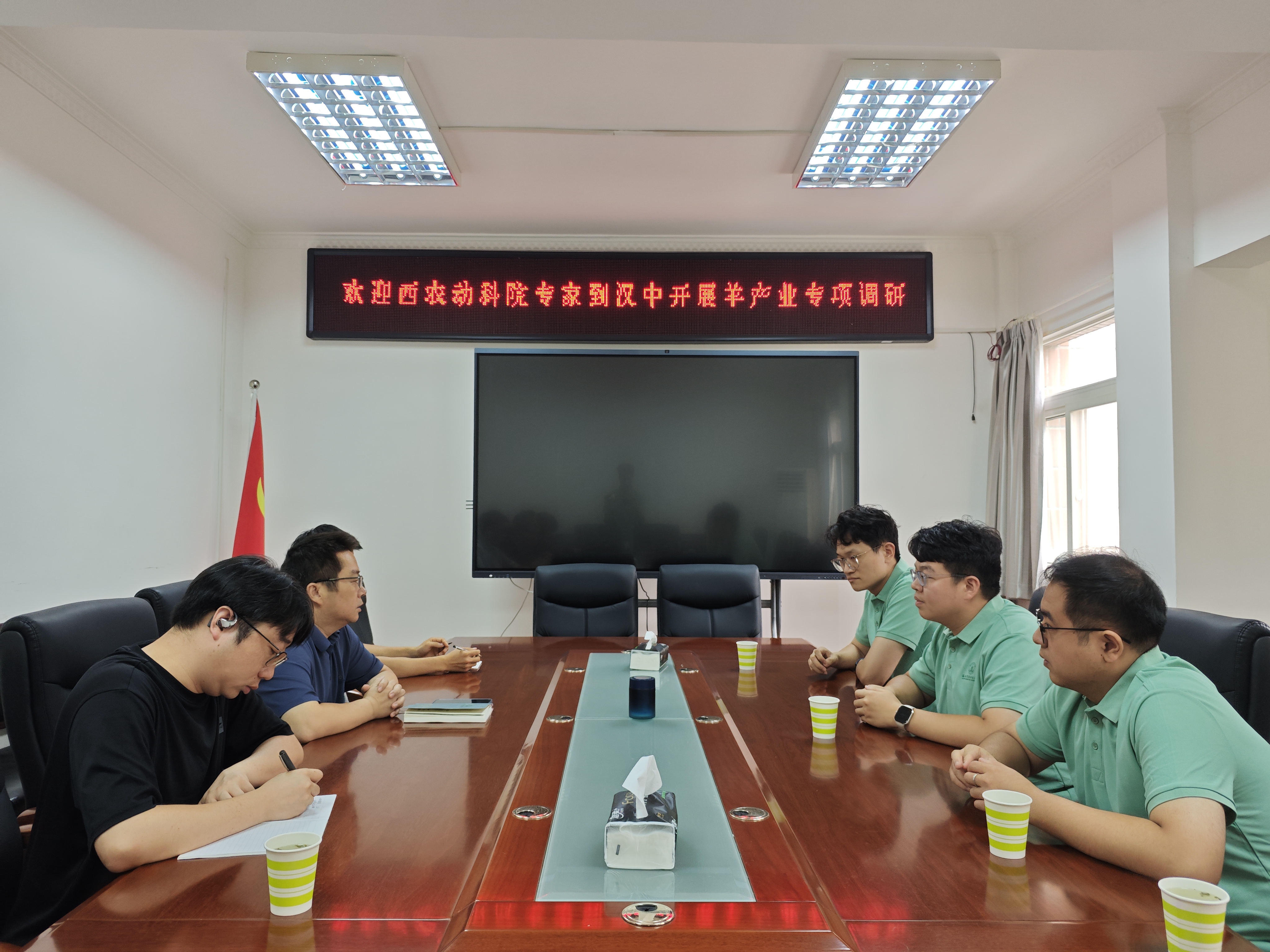 张智鹏同志向队员们介绍汉中市羊产业发展现状.jpg