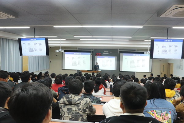 6da4a8ece8af45f08be302b2e1c18402.jpg 报告会现场.JPG