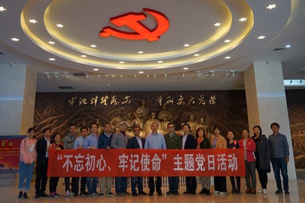 8216a503ba634526a2f0ffb6888c1023.jpg 参观凤县革命纪念馆.JPG