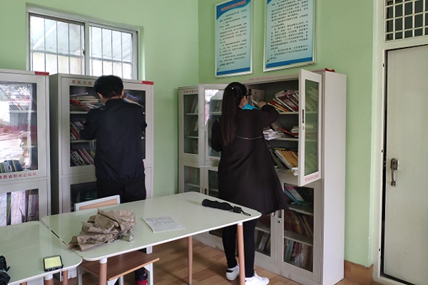 c0193d34e3e943d8a10d7464ba10c773.jpg 两名村助整理图书.jpg