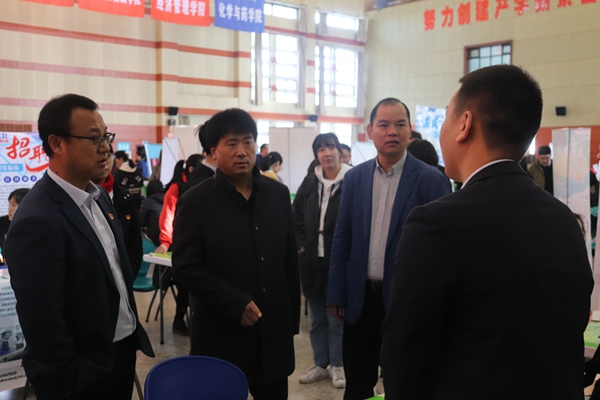 5608ddbb1eed43229e690a99966d6180.jpg 校方与用人单位交谈.JPG