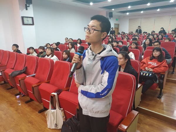 6fff54af2d28437c93cbc12198fa9266.jpg 现场积极互动.jpg