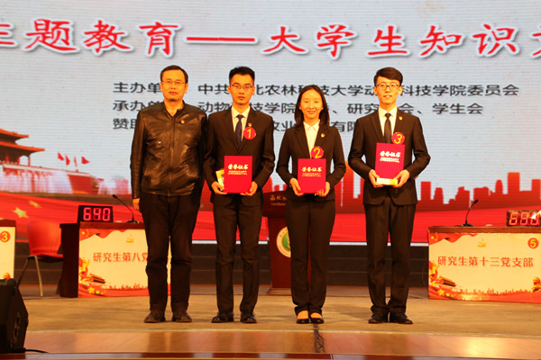 b812894cb9cf4cf0922a99b26cba9f0e.jpg 马建华副校长为获得一等奖的选手颁奖.jpg