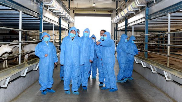 7ef8aa1de4c5407c943b033fbaa520e0.jpg 参观畜舍_副本.jpg