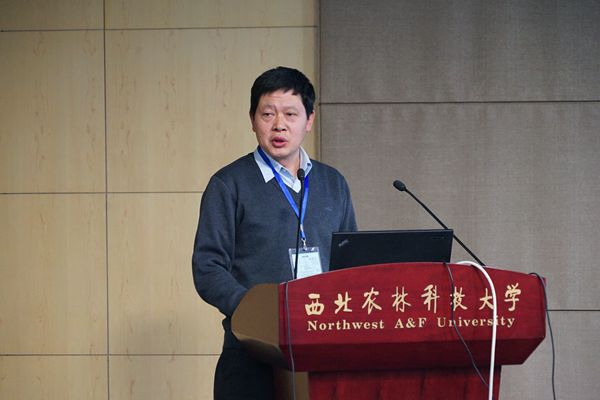 c3a67705ad164ead8efca00c8c6901f8.jpg 6 全国畜牧总站朱芳贤研究员做报告_副本.jpg