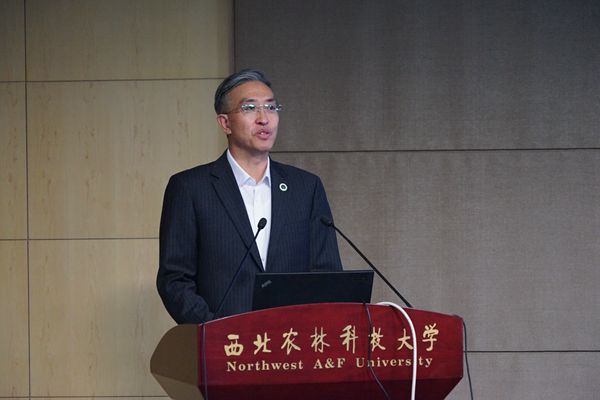 ca15e60cabf04d55a952c8d1d1b26950.jpg 1 钱永华副校长致欢迎辞 _副本.jpg