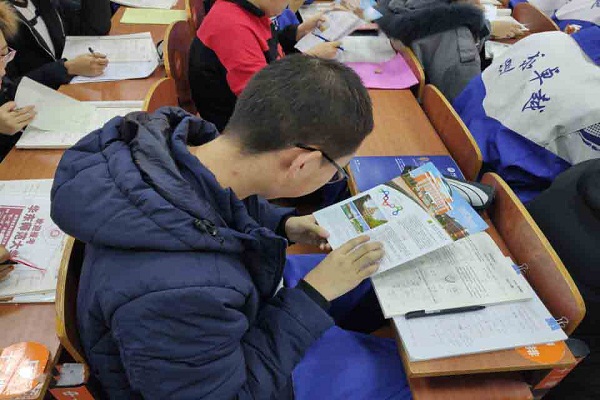 63ecc6c7a8754478aac295ee535502d5.jpg 学弟学妹们阅读宣传单.jpg