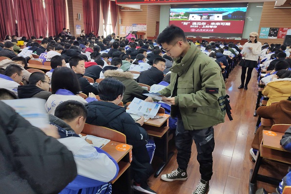 893bd259049f406780d415ae63cefce6.jpg 小队队员发放宣传单.jpg