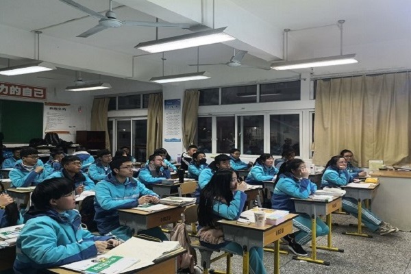 f09137b9ae204e129d97e0d6df521dba.jpg 学生们聚精会神听宣讲.jpg