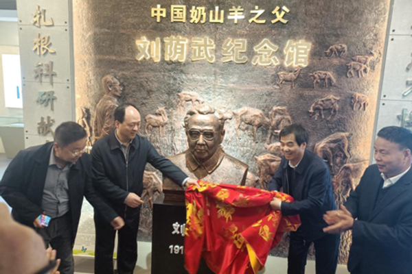 在线炸金花
副校长韦革宏和陇县县委书记为刘荫武纪念馆揭牌.png