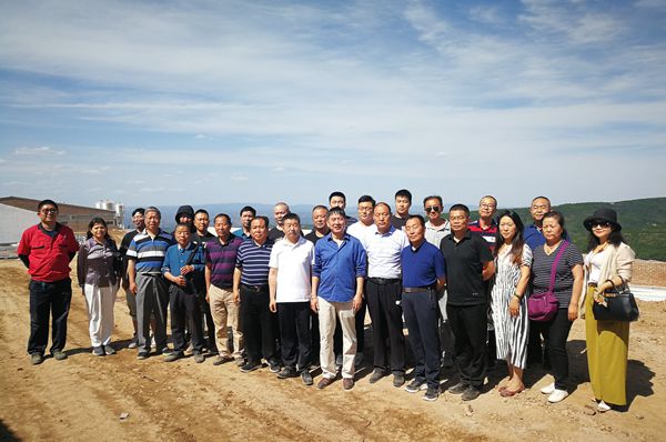 2b069f0593c649e48bd521aba2d8f1a8.jpg 合影.jpg