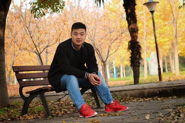 bc15c4f6d3854e819e6bbaeaca9cc3dc.jpg 朱松-生活照.jpg