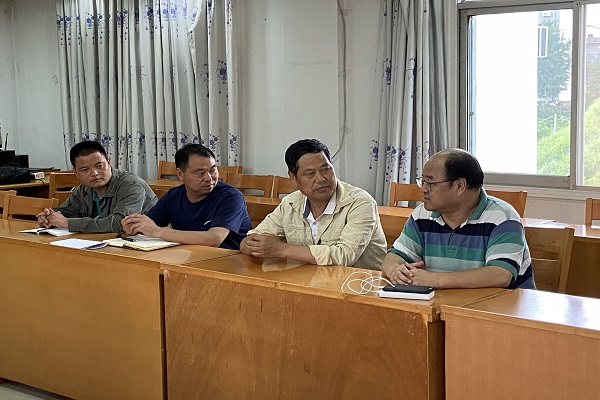 0eef08e85fc143ef83b1c4b1aecaac74.png 图三 任战军教授与赵书记沟通交流.png