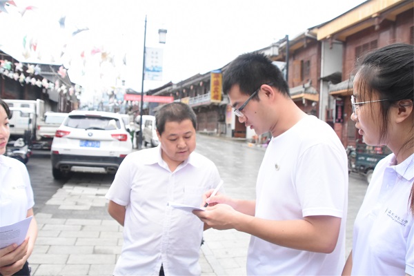 13059c933550469ea7bdb7a554e4e272.jpg 图4 队员对当地从业者进行调研.jpg
