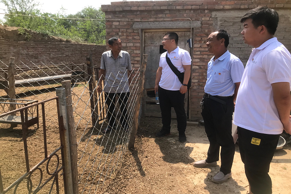 2cdd54b7e3e54a1a929035ca84065ee6.png 在农户家开展现场指导.png