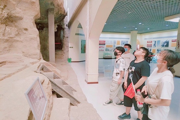 40b0c8715e3c494f9751c3909fa18e9b.jpeg 队员们纷纷被石洞吸引.jpeg