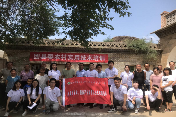 4613eab59e8743aba27cd1525e78dbdd.png 服务队与部分培训农户合影.png