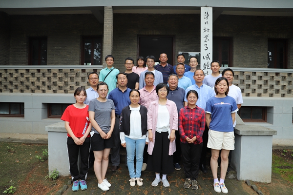 541dd1592161418193b7feb0dbd7edca.jpg 参观于右任办公楼.JPG