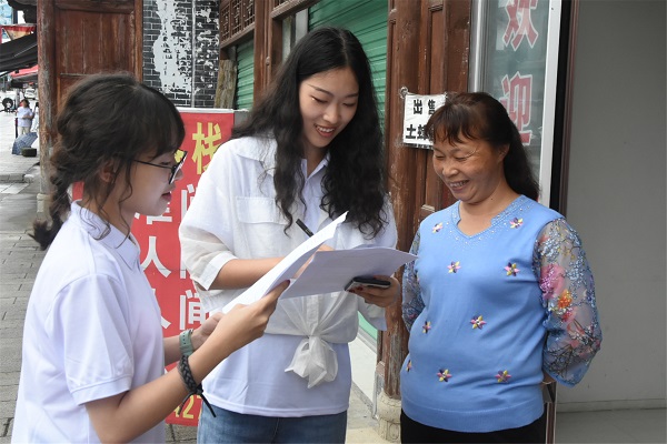 5ace4169f16a40e9890da4a4b3656e95.jpg 图2 队员对商户进行调研.jpg