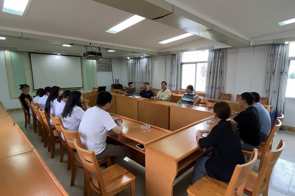 80f0f339bb314a07a71a34fe06261a04.jpg 图二 团队同保护区赵书记等进行座谈交流.jpg