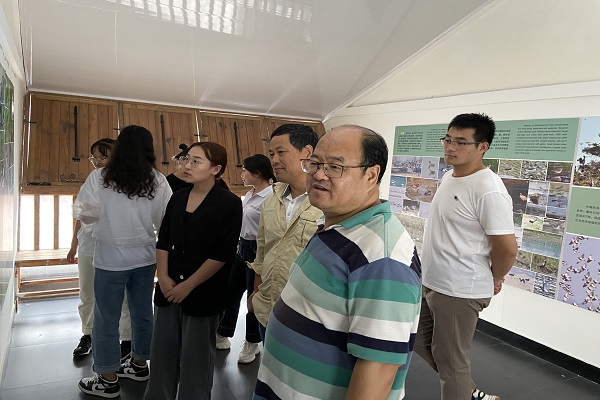 e0031110139541f8aa973e901affb2d7.png 图一 队员参观信息中心照片墙.png