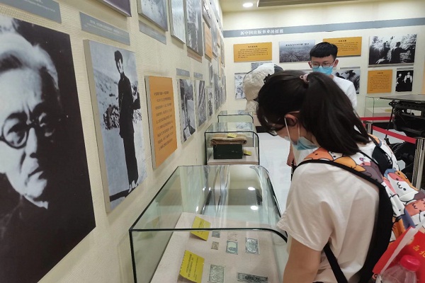 e018c36ff7f44641883d5e01e4d249e6.jpeg 队员们聚在一起认真学习馆内资料.jpeg