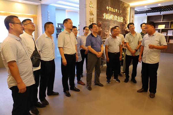 ea9407ec2dd04a798a70f5d91bbbb0c6.jpg 参观刘荫武纪念馆.JPG