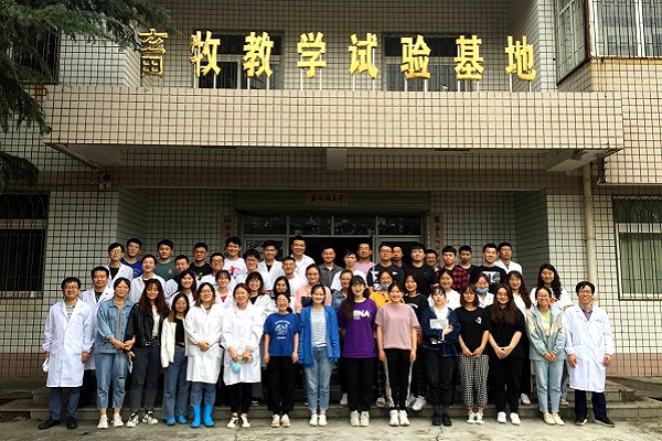 a2f877b2da8640ebb3629fb267bad3de.jpg 10牛生产学实习合照.jpg