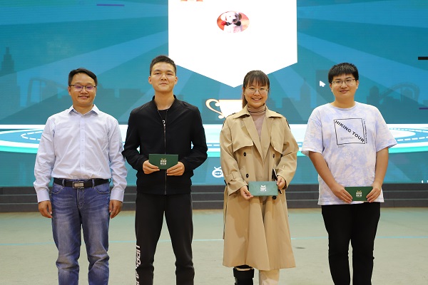 209f05c191684880862e67625a9f2e6e.jpg 获奖选手与嘉宾合影留念.JPG