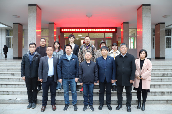 21ab3f8071294dcab8fdc4e53cb5811e.jpg 合影_副本.jpg