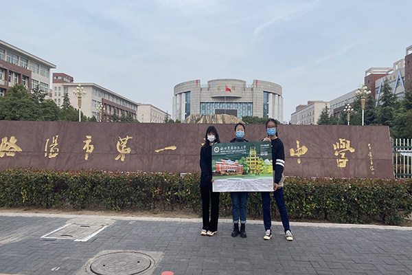 408b908cc5574a109ef9a709e19bbdc0.jpg 图片一 队员在校门口合影.jpg