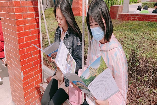 8fe2448aaa4e4005bfbda57682f8b4c6.jpg 图片四 队员在校园内发放宣传册.jpg