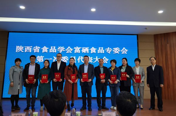 1e1c89b54b224719820f398b4804f796.jpg 颁奖.jpg