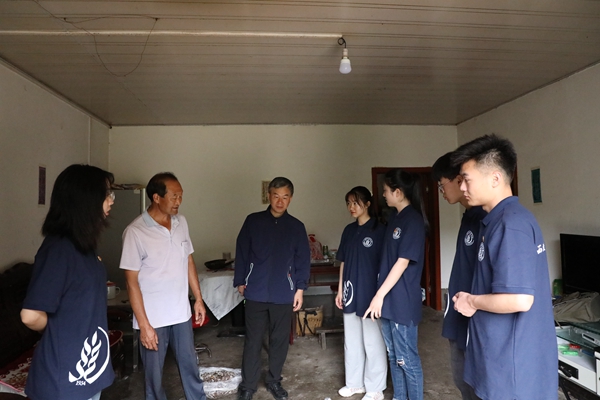 8e4d924ac9bb4b3380e592235e79a6e0.jpg 图片三 团队与王大爷探讨未来发展模式.JPG