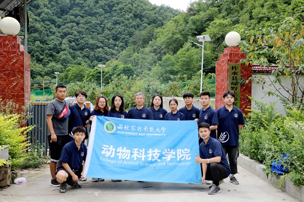 8fbf196454844b24be55791e8b2a6f94.jpg 图片一 团队在绿野养殖公司门口合影.JPG