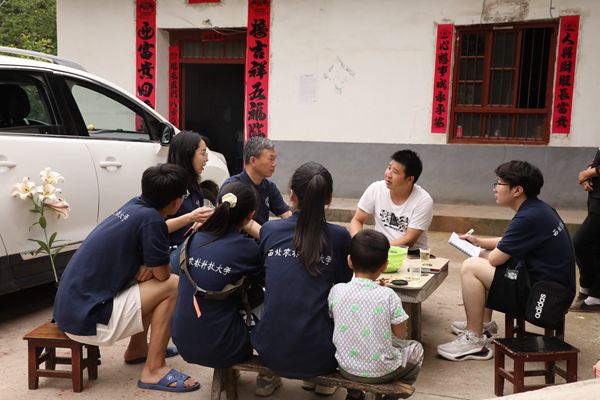 94c23ac2aa8d46d583cede380e722121.jpg 图片一 队员在村干部王极波家中进行座谈.jpg