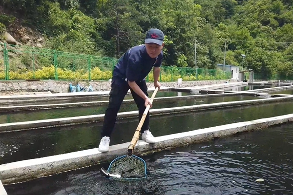 9942e3344ec24f4db44467f3496c6856.jpg 图片二 队员体验捕鱼过程.jpg