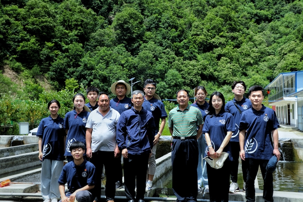 b8fca21e46dd4bac9674993a52587c80.jpg 图片三 团队在绿野养殖有限公司合影.jpg