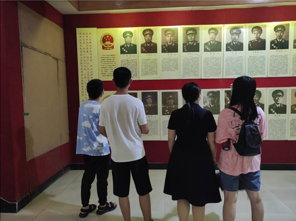 12f476f74dd4404ca6c8a9786c29843f.png 队员们在瞻仰开国元帅将领的风采_副本.png