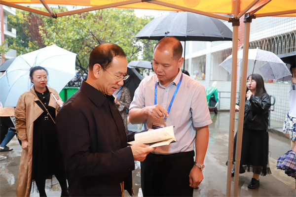 校党委副书记闫祖书视察炸金花在线玩
迎新准备工作.jpg