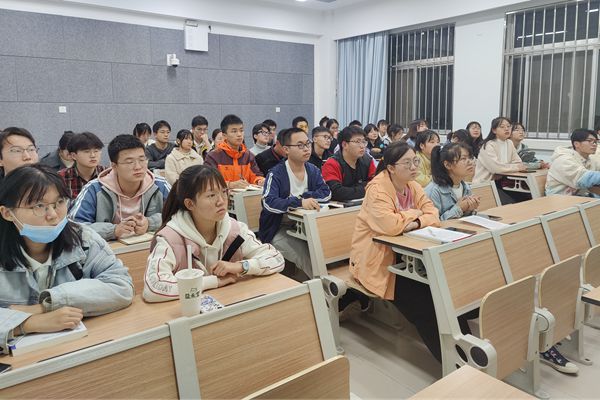 e7a3c8fbf6c14d0d8affd7514b96a956.jpg 各班学习与生活委员认真听讲.jpg