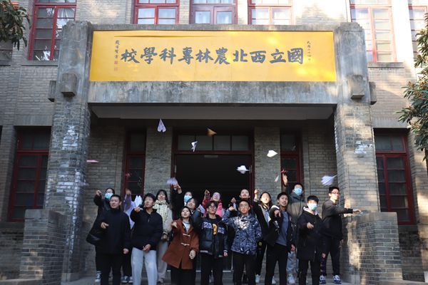 74d4453e2afc406fa2922876f3652d37.jpg 同学们比赛飞纸飞机.jpg