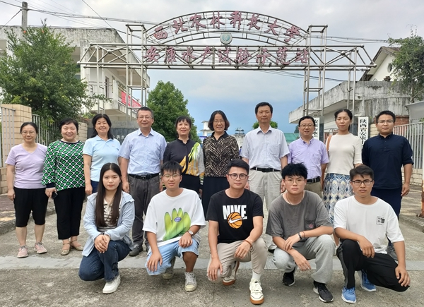 9de3c45e3f26425f9a5603b4c1c1f0c1.jpg 党外知识分子与在站师生合影留念_副本.jpg