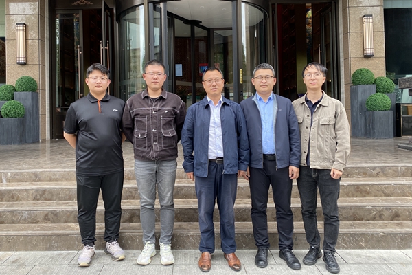 b5dfb32f6dda438eaa8a3d54f64a9a55.jpg 曾鑫_副本.jpg