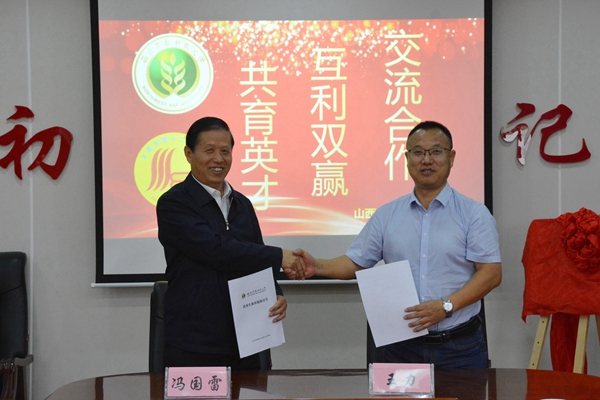 65d995a3af4340a0aac918a48bb42f35.jpg 签订优秀生源基地协议_副本.jpg